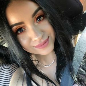 Meet your Posher, Adela